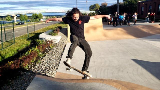 Skateboarder nosegrinding a quarter pipe